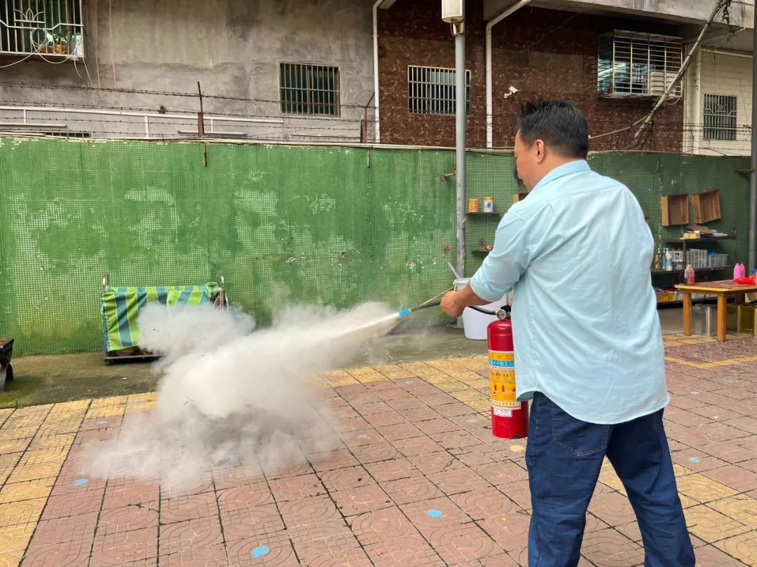 安全乘校車 平安伴我行——大嶺金色未來幼兒園校車消防應急演練 安全乘校車 平安伴我行——大嶺金色未來幼兒園校車消防應急演練