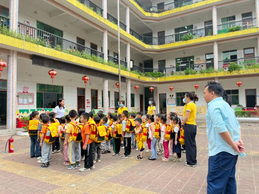 安全乘校車 平安伴我行——大嶺金色未來幼兒園校車消防應急演練 圖片