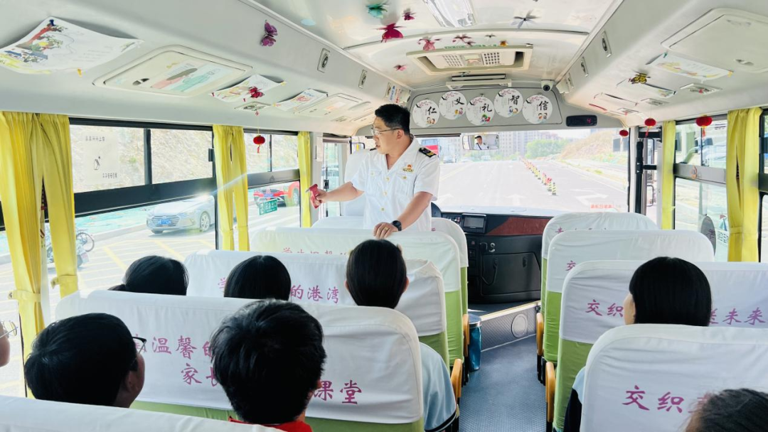 為愛護航 安全同行——怡海中學開展校車安全演練 圖片