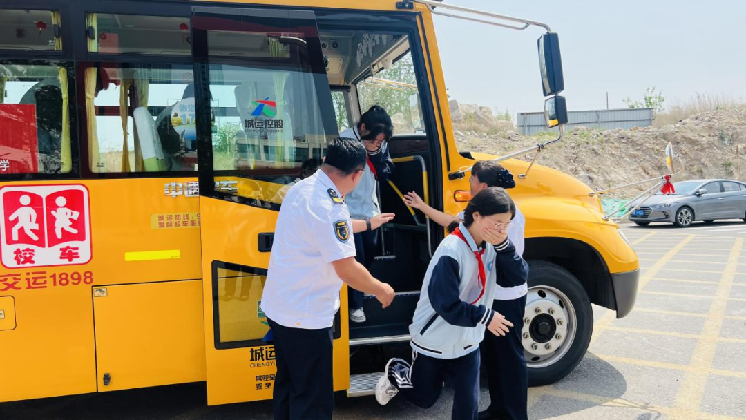 為愛護航 安全同行——怡海中學開展校車安全演練 為愛護航 安全同行——怡海中學開展校車安全演練