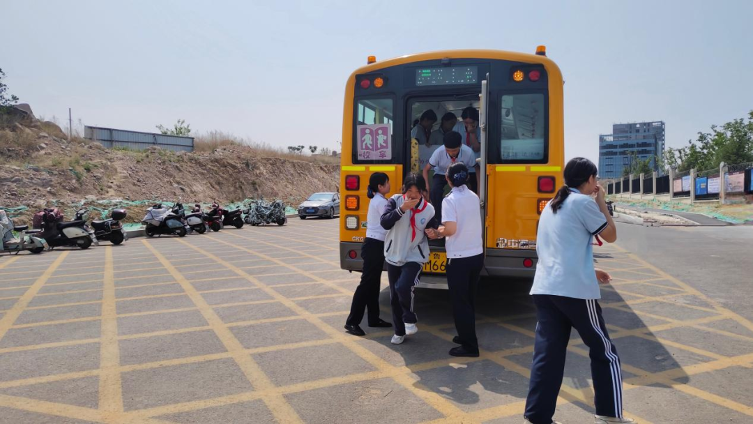 為愛護航 安全同行——怡海中學開展校車安全演練 為愛護航 安全同行——怡海中學開展校車安全演練