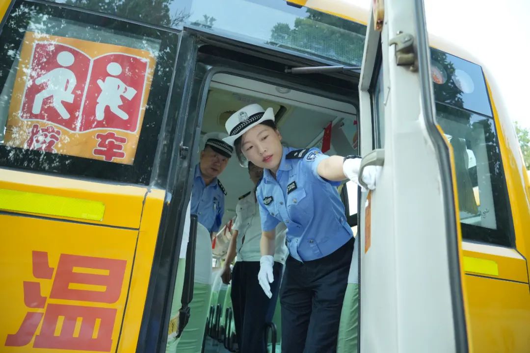 【我為群眾辦實事】中考在即,城陽交警開展校車安全大檢查 圖片