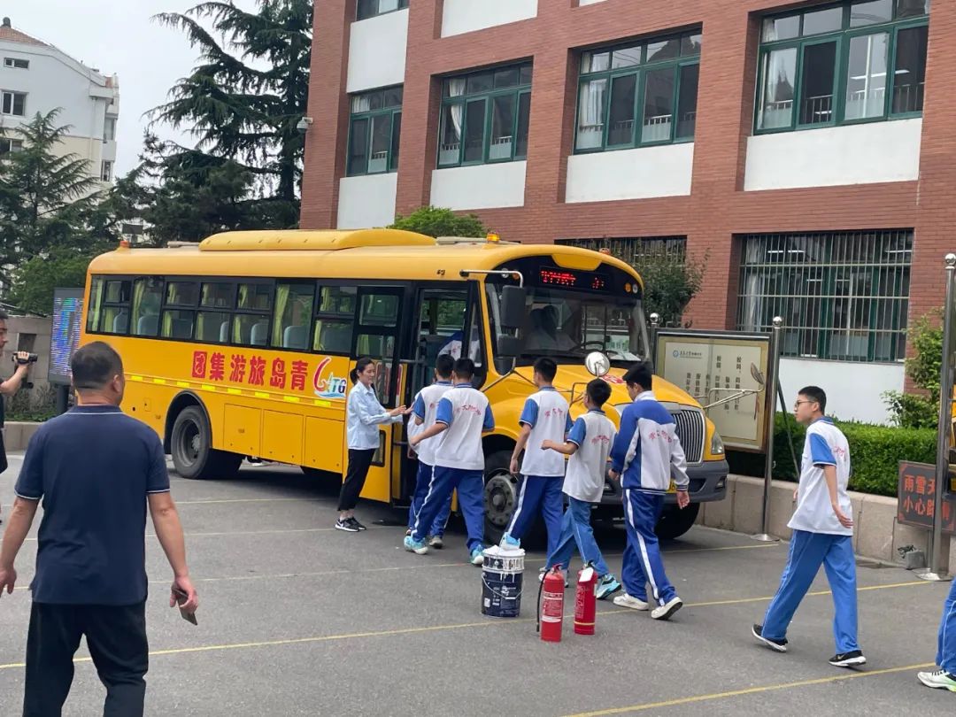 提升校車管理品質 保障學生平安出行——我校舉行校車應急逃生疏散演練活動 圖片