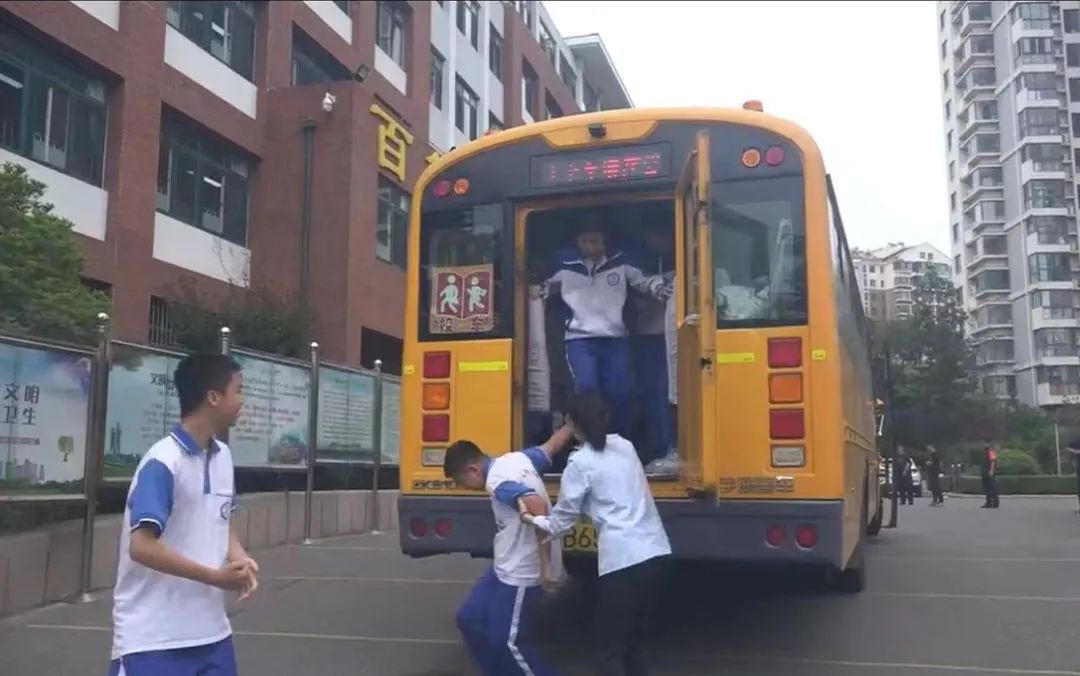 提升校車管理品質 保障學生平安出行——我校舉行校車應急逃生疏散演練活動 圖片