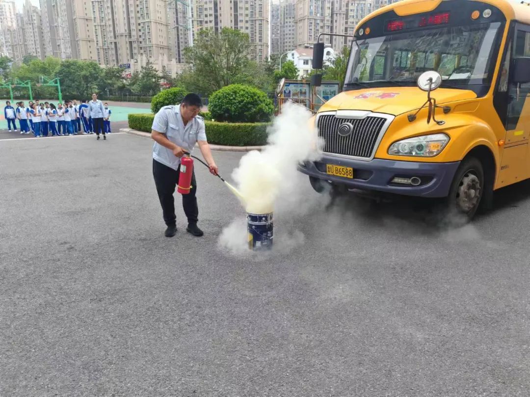 提升校車管理品質 保障學生平安出行——我校舉行校車應急逃生疏散演練活動 圖片