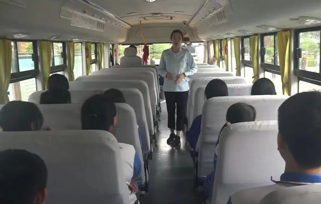 提升校車管理品質 保障學生平安出行——我校舉行校車應急逃生疏散演練活動 圖片