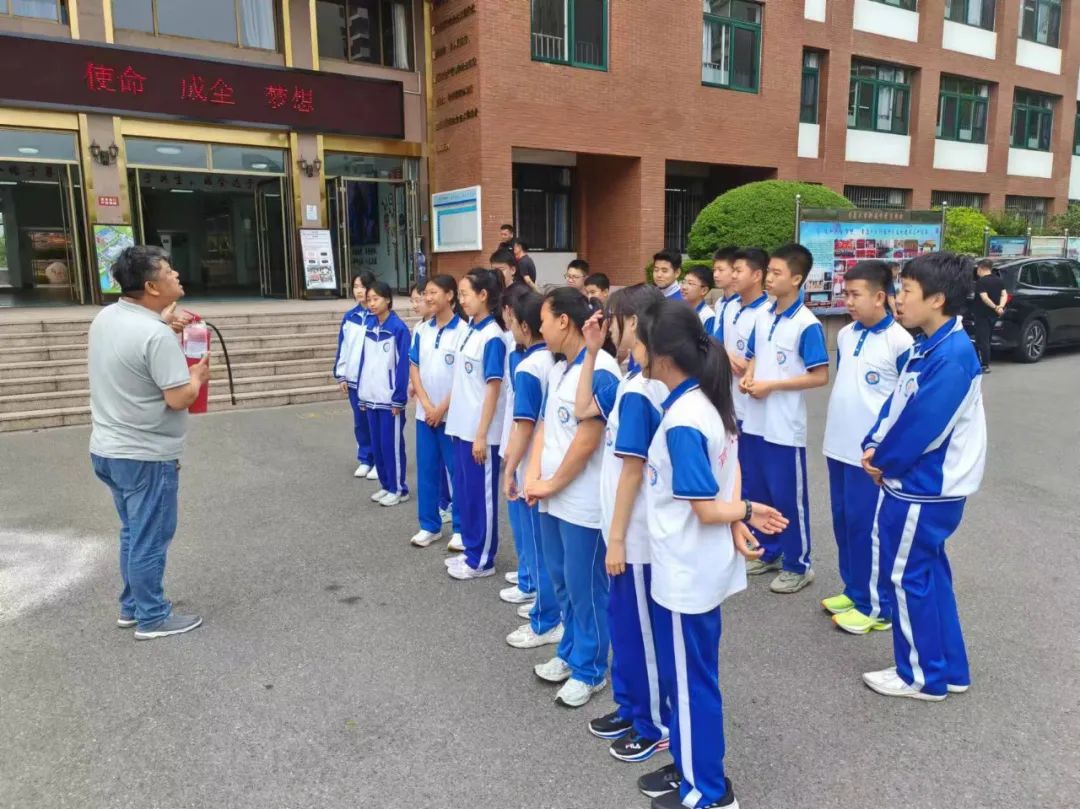 提升校車管理品質 保障學生平安出行——我校舉行校車應急逃生疏散演練活動 圖片