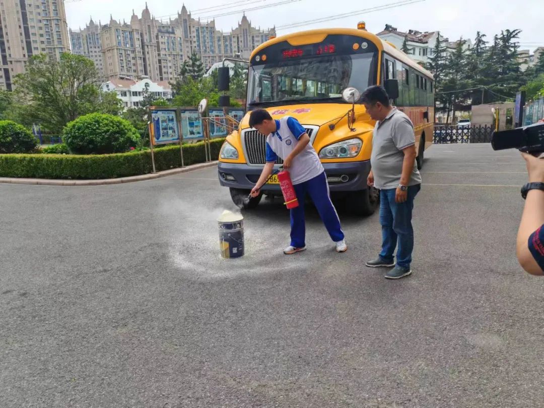 提升校車管理品質 保障學生平安出行——我校舉行校車應急逃生疏散演練活動 圖片