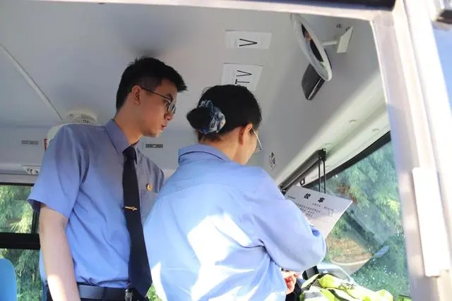 清遠佛岡:AI檢察護“童”行,校車安全迎“智”變 清遠佛岡:AI檢察護“童”行,校車安全迎“智”變