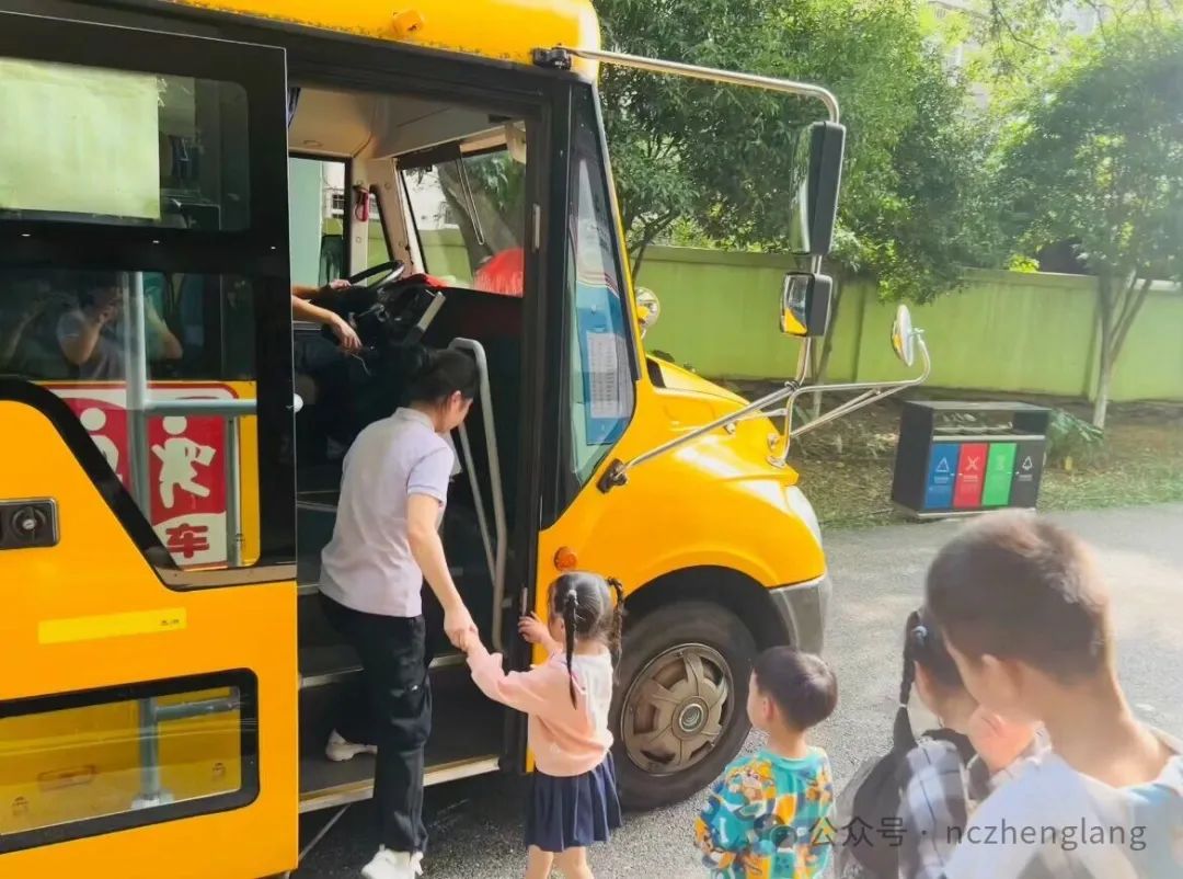 【安全乘校車,平安伴我行】新建區(qū)正朗幼兒園2024年秋季校車演練 圖片