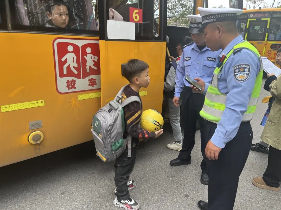 【小手拉大手】護學路上筑防線 校車檢查是關鍵 【小手拉大手】護學路上筑防線 校車檢查是關鍵