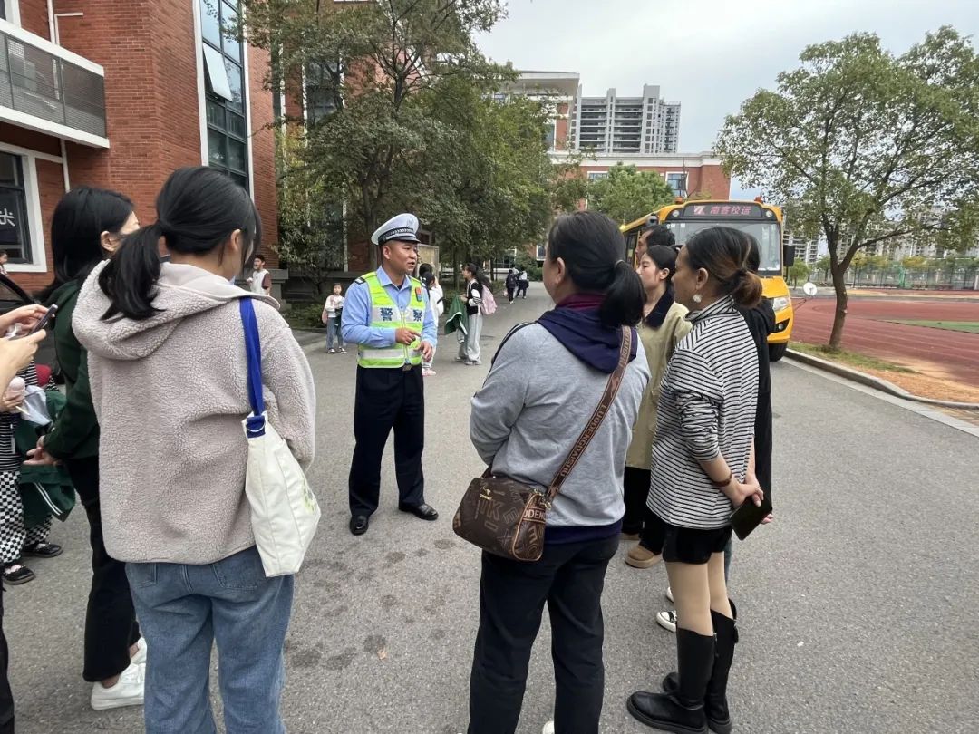 【小手拉大手】護學路上筑防線 校車檢查是關鍵 【小手拉大手】護學路上筑防線 校車檢查是關鍵