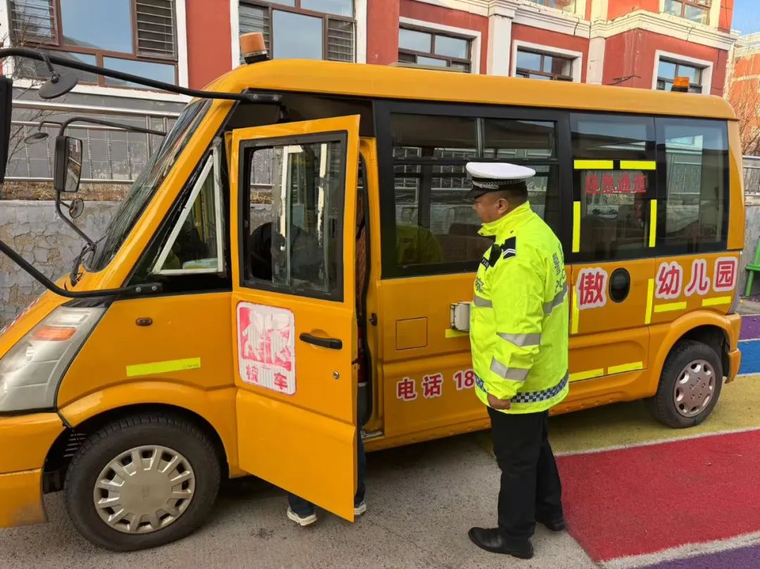 秋冬攻勢 | 北安市公安反恐交巡特警大隊嚴把校車安全關 守護學生安全路 圖片