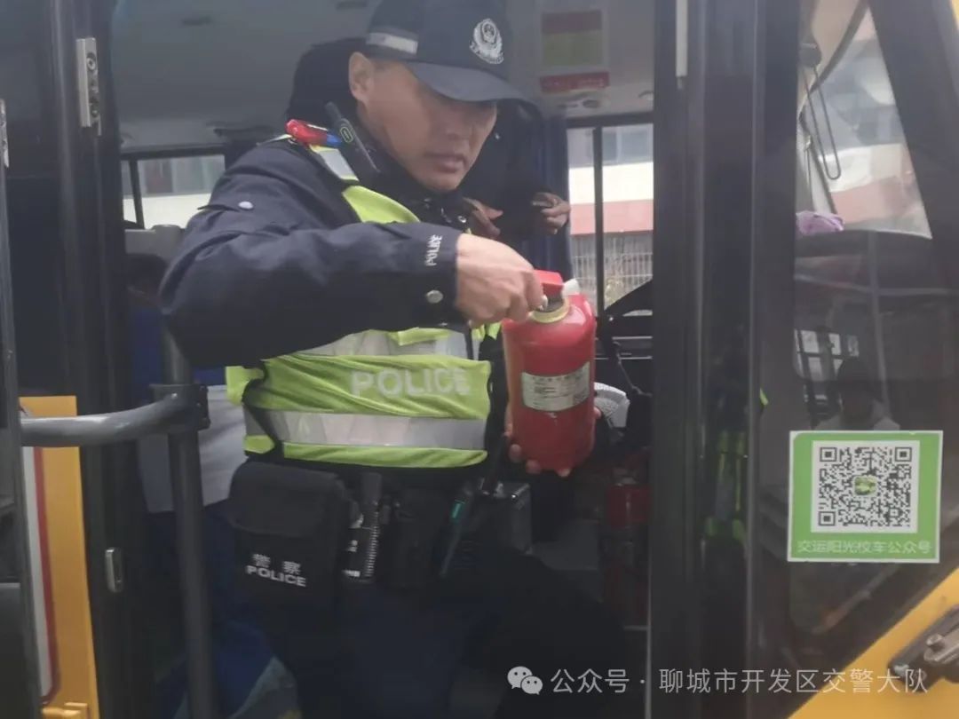 開發區交警嚴把校車“安全關”讓校車“跑”得更安全! 圖片