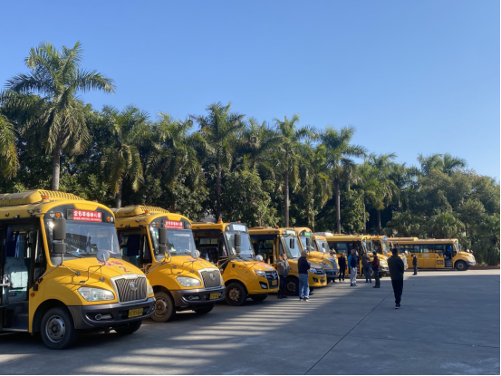 企石鎮開展2025年春季學期前校車安全大檢查/ 圖片