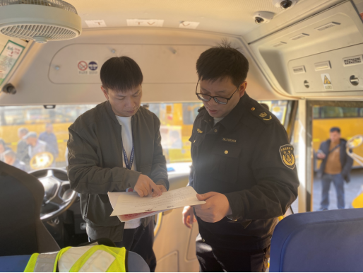 企石鎮開展2025年春季學期前校車安全大檢查/ 圖片