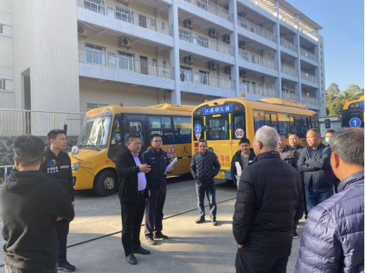 企石鎮開展2025年春季學期前校車安全大檢查/ 圖片