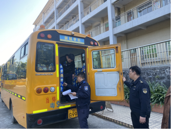 企石鎮開展2025年春季學期前校車安全大檢查/ 圖片