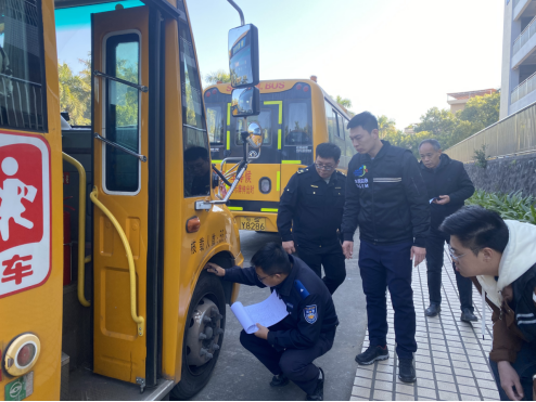 企石鎮開展2025年春季學期前校車安全大檢查/ 圖片