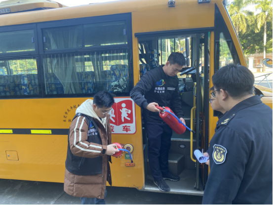 企石鎮開展2025年春季學期前校車安全大檢查/ 圖片