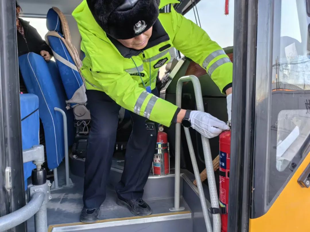 護(hù)航春運(yùn) | 白城交巡警全力守護(hù)洮北區(qū)中小學(xué)生冰雪研學(xué)實(shí)踐活動(dòng)校車安全 圖片