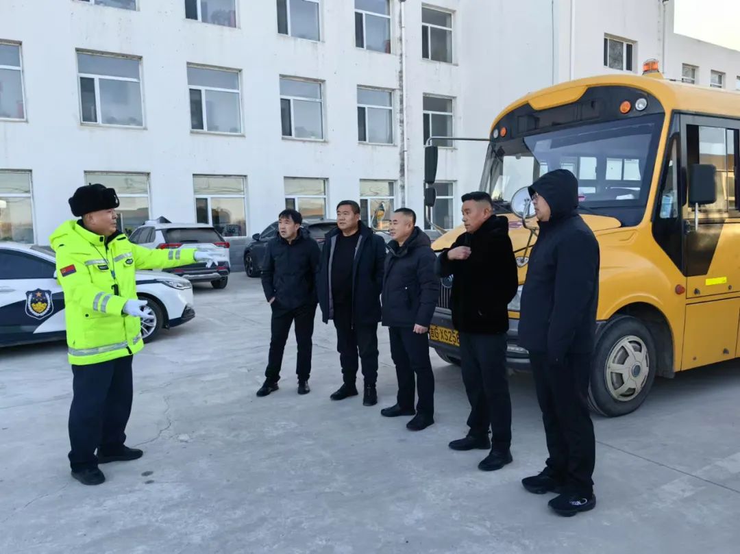 護(hù)航春運(yùn) | 白城交巡警全力守護(hù)洮北區(qū)中小學(xué)生冰雪研學(xué)實(shí)踐活動(dòng)校車安全 圖片