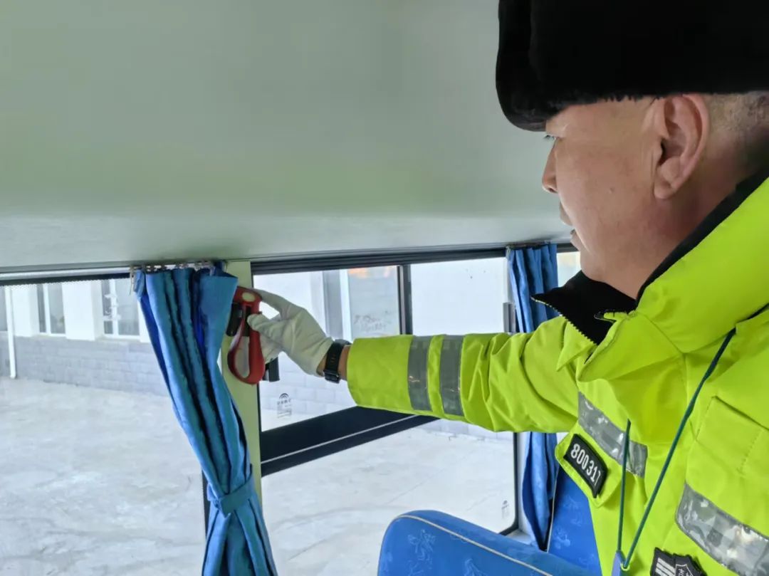 護(hù)航春運(yùn) | 白城交巡警全力守護(hù)洮北區(qū)中小學(xué)生冰雪研學(xué)實(shí)踐活動(dòng)校車安全 圖片