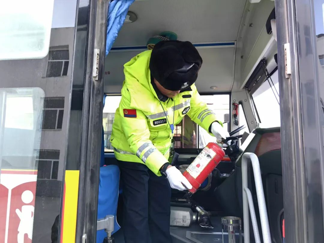 護(hù)航春運(yùn) | 白城交巡警全力守護(hù)洮北區(qū)中小學(xué)生冰雪研學(xué)實(shí)踐活動(dòng)校車安全 圖片