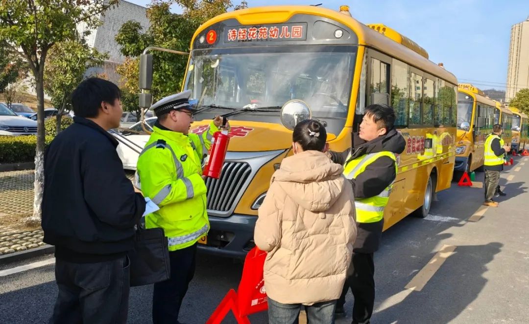 一線警務 | 校車安全大檢查 擰緊出行“安全閥” IMG_00180.jpg