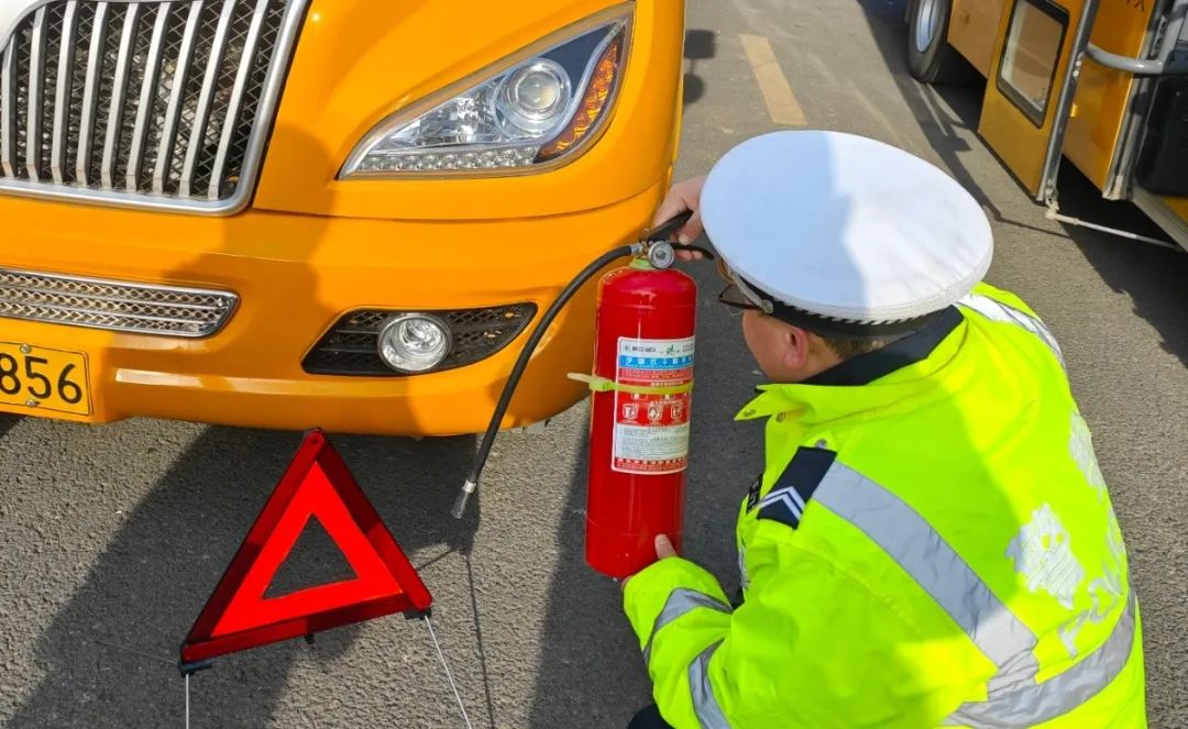一線警務 | 校車安全大檢查 擰緊出行“安全閥” IMG_00180.jpg