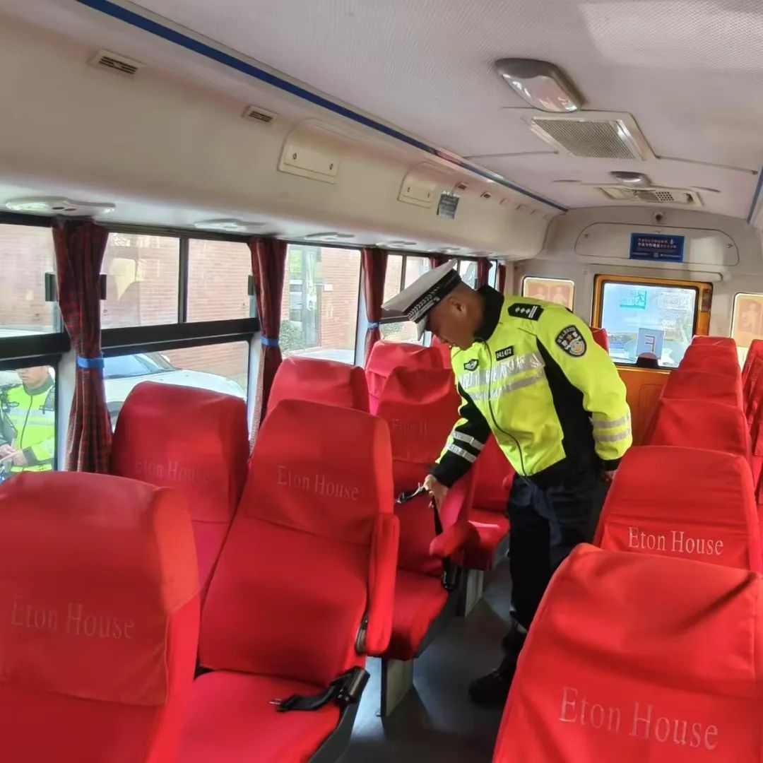 開學在即,護航安全!高新交警開展校車安全大檢查 圖片