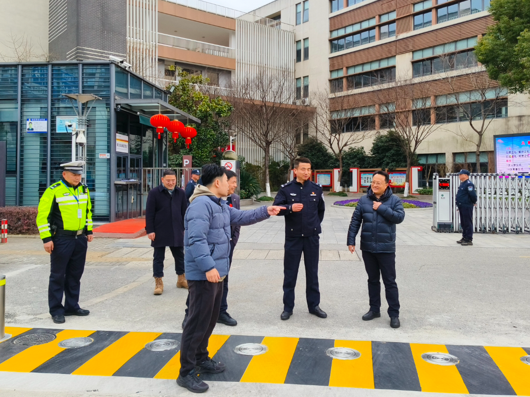 開學在即,護航安全!高新交警開展校車安全大檢查 微信圖片_20250211144358.jpg