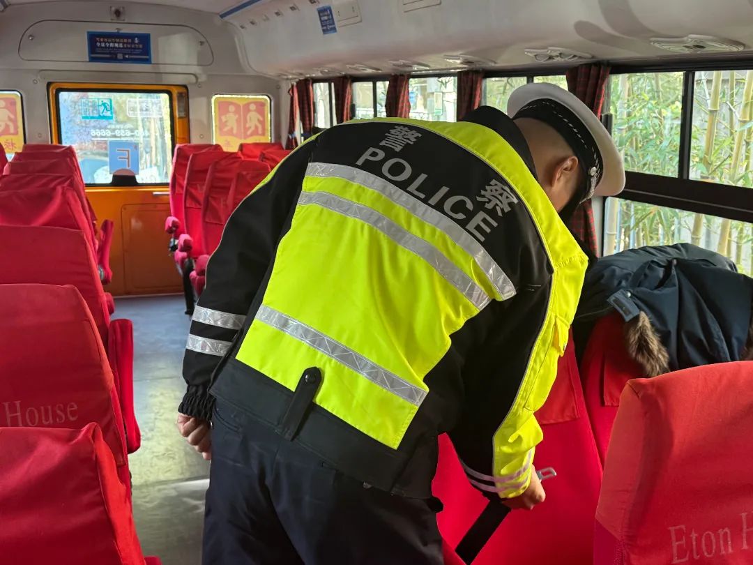 開學在即,護航安全!高新交警開展校車安全大檢查 圖片