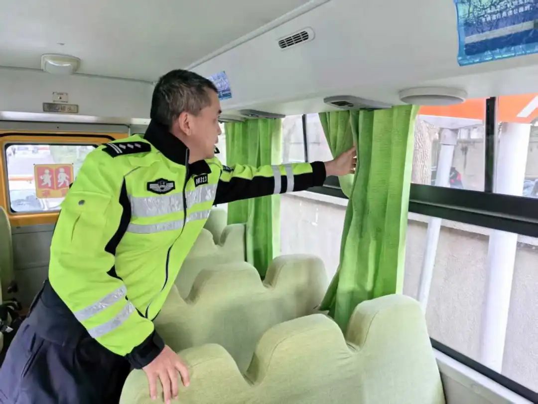 開學在即,護航安全!高新交警開展校車安全大檢查 圖片