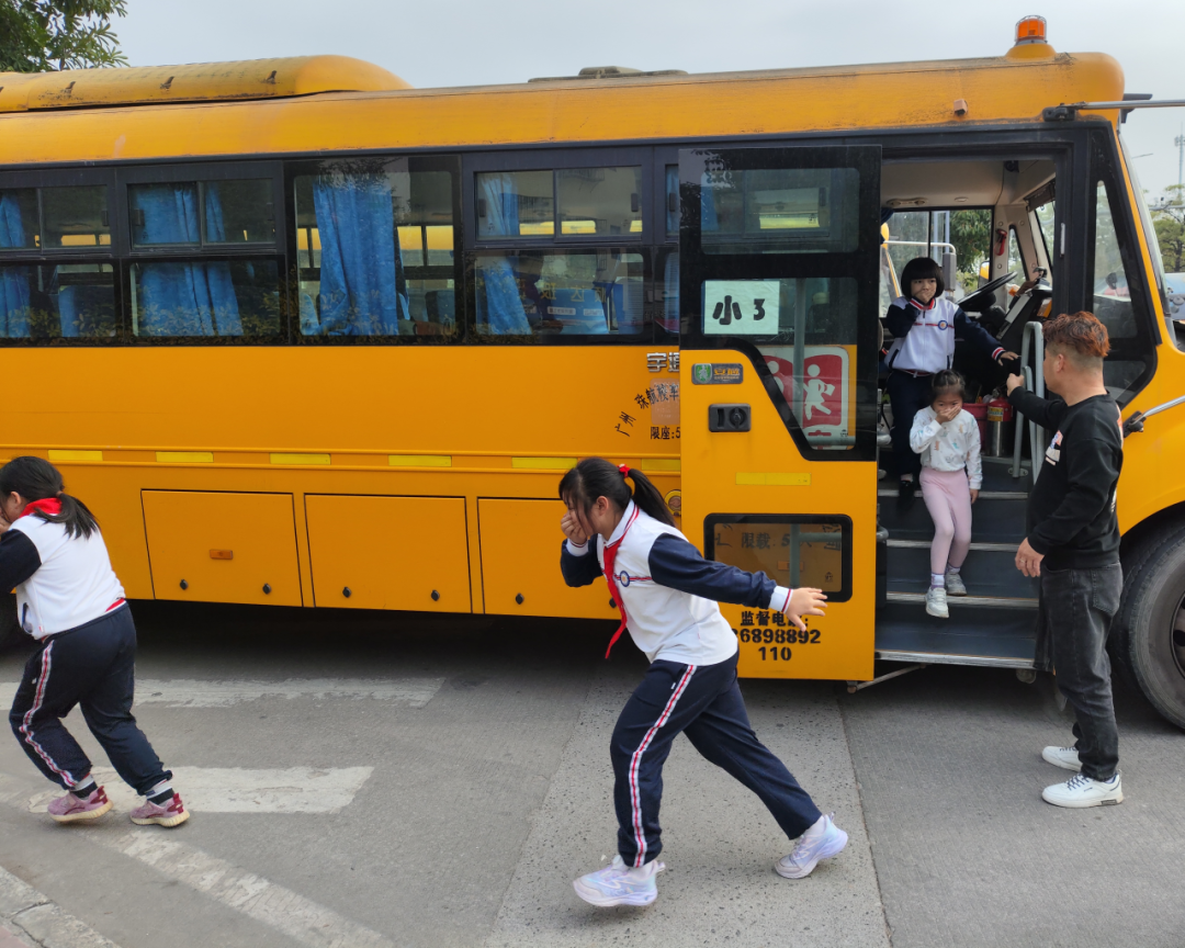 校車安全大闖關!我們都是勇敢的活力少年!——東塘小學校車安全應急疏散演練活動 校車安全大闖關!我們都是勇敢的活力少年!——東塘小學校車安全應急疏散演練活動