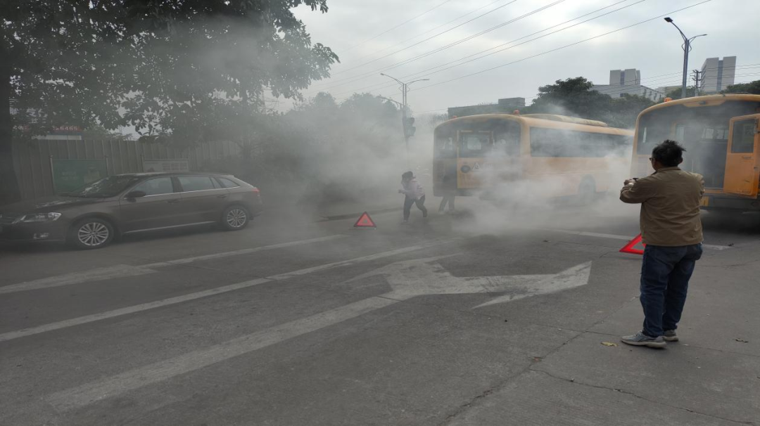 校車安全大闖關!我們都是勇敢的活力少年!——東塘小學校車安全應急疏散演練活動 校車安全大闖關!我們都是勇敢的活力少年!——東塘小學校車安全應急疏散演練活動