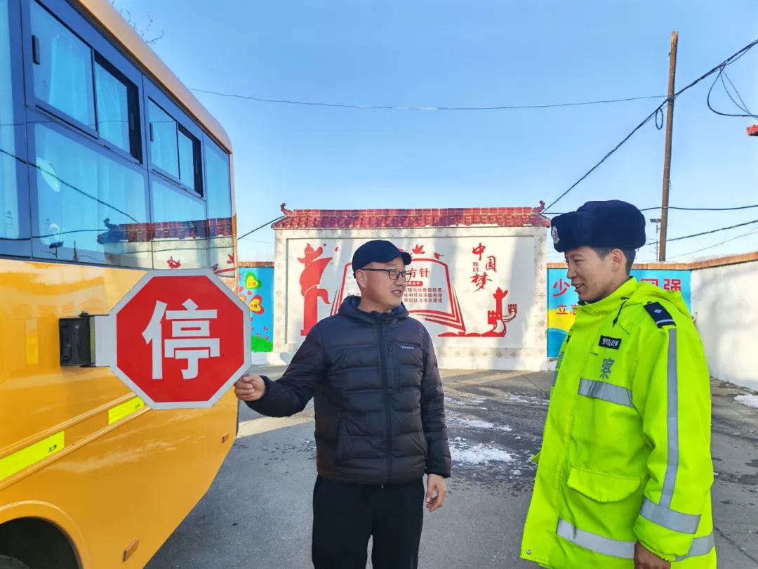 富蘊公安:校車安全大檢查 擰緊出行“安全閥” 富蘊公安:校車安全大檢查 擰緊出行“安全閥”