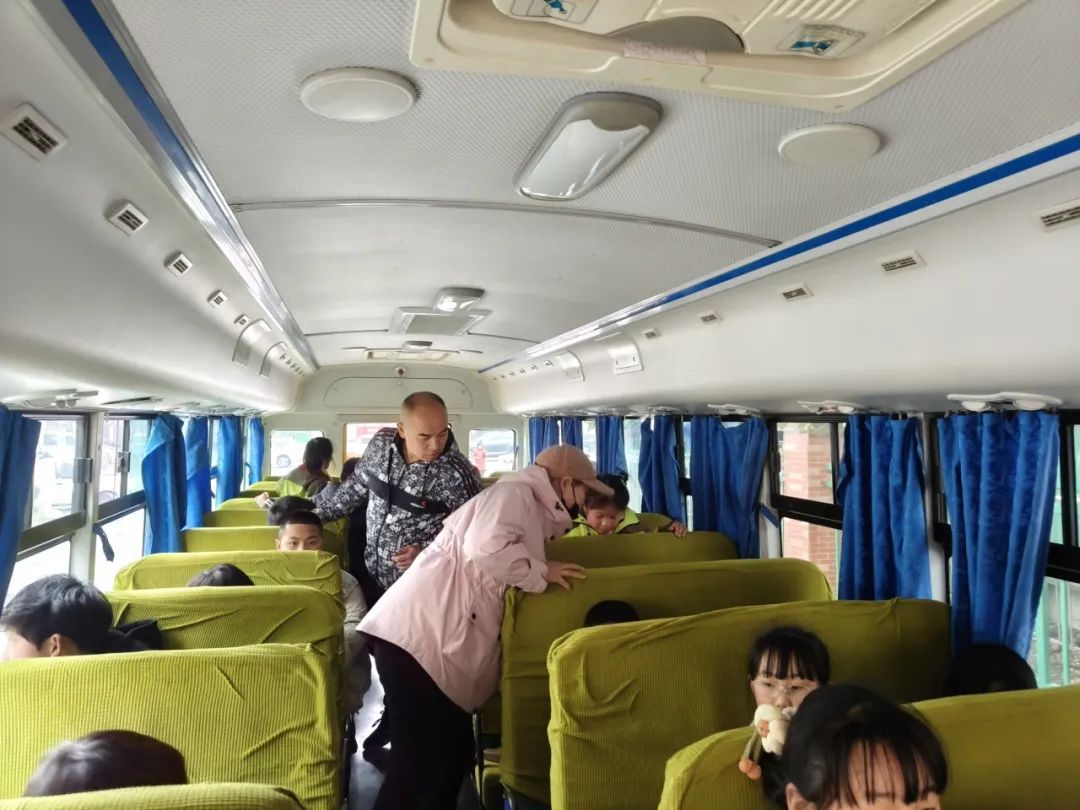 【金彩 安全】擰緊校車“安全閥” 筑牢學生“平安路”——金獅小學開展校車安全教育系列活動 【金彩 安全】擰緊校車“安全閥” 筑牢學生“平安路”——金獅小學開展校車安全教育系列活動