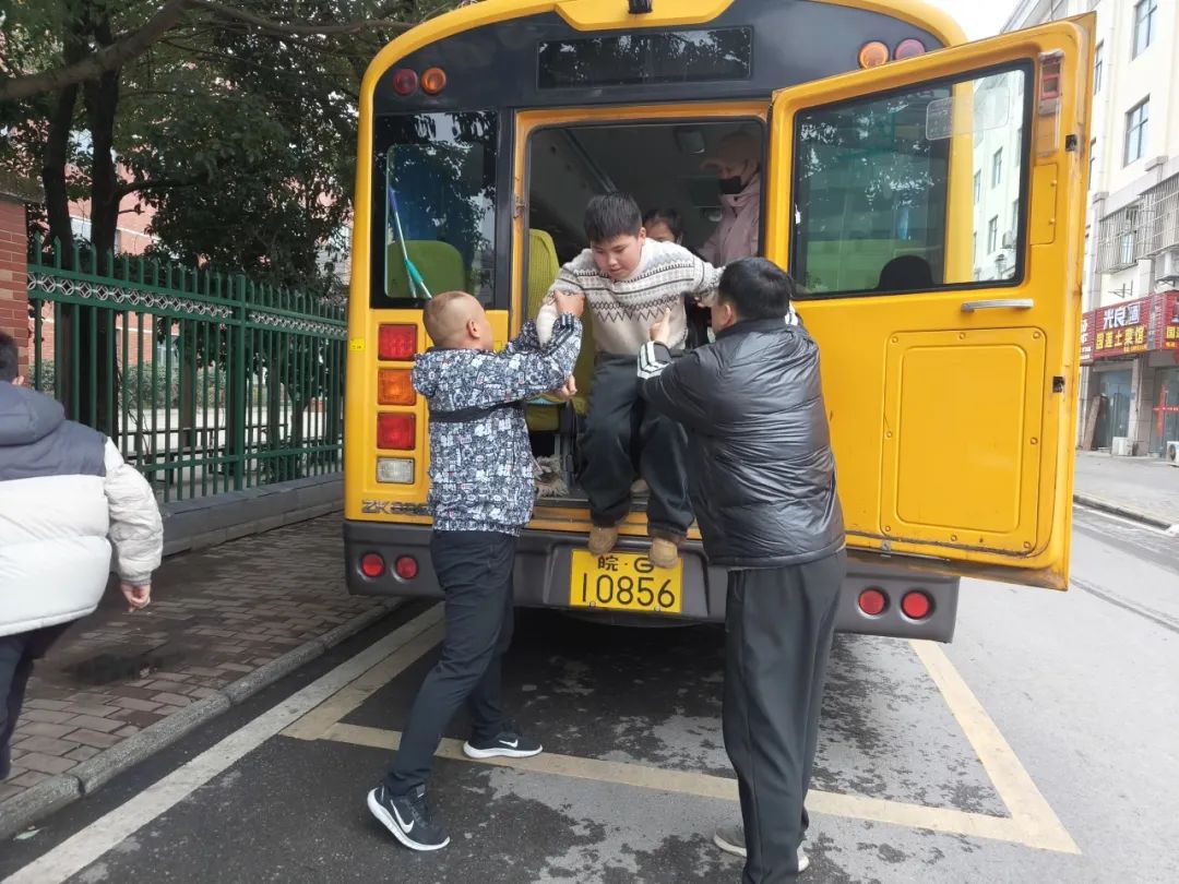 【金彩 安全】擰緊校車“安全閥” 筑牢學生“平安路”——金獅小學開展校車安全教育系列活動 【金彩 安全】擰緊校車“安全閥” 筑牢學生“平安路”——金獅小學開展校車安全教育系列活動