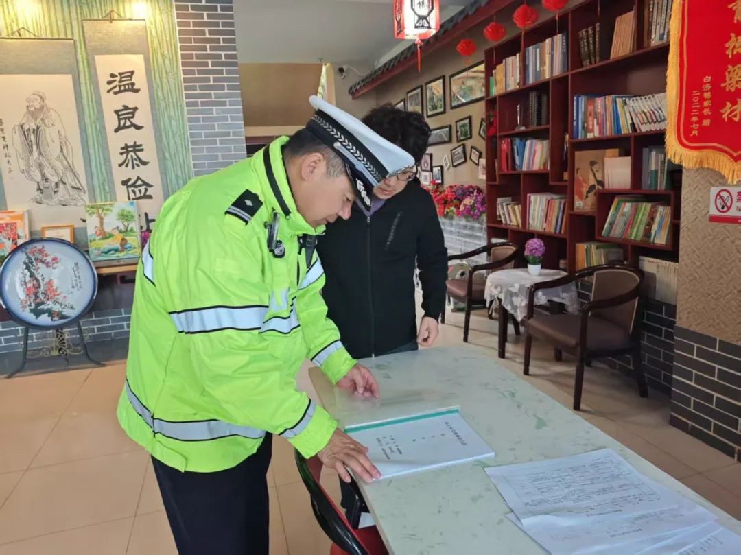 市公安局交警支隊進入轄區幼兒園開展校車安全大檢查/ 圖片