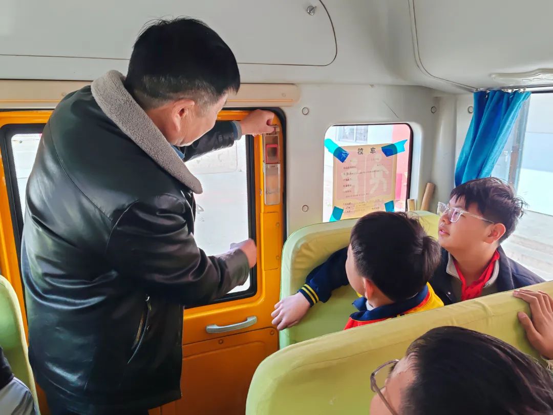 筑牢校車“防火墻”——古邵鎮中心小學校車消防應急演練 圖片