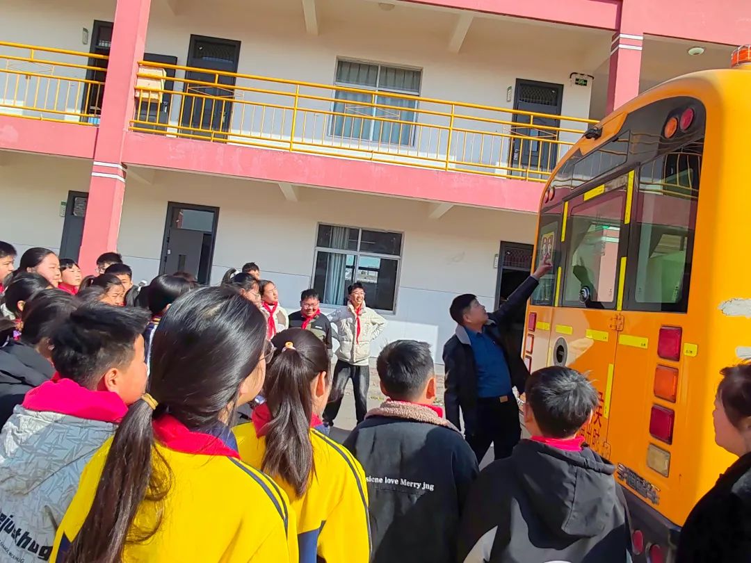 筑牢校車“防火墻”——古邵鎮中心小學校車消防應急演練 筑牢校車“防火墻”——古邵鎮中心小學校車消防應急演練