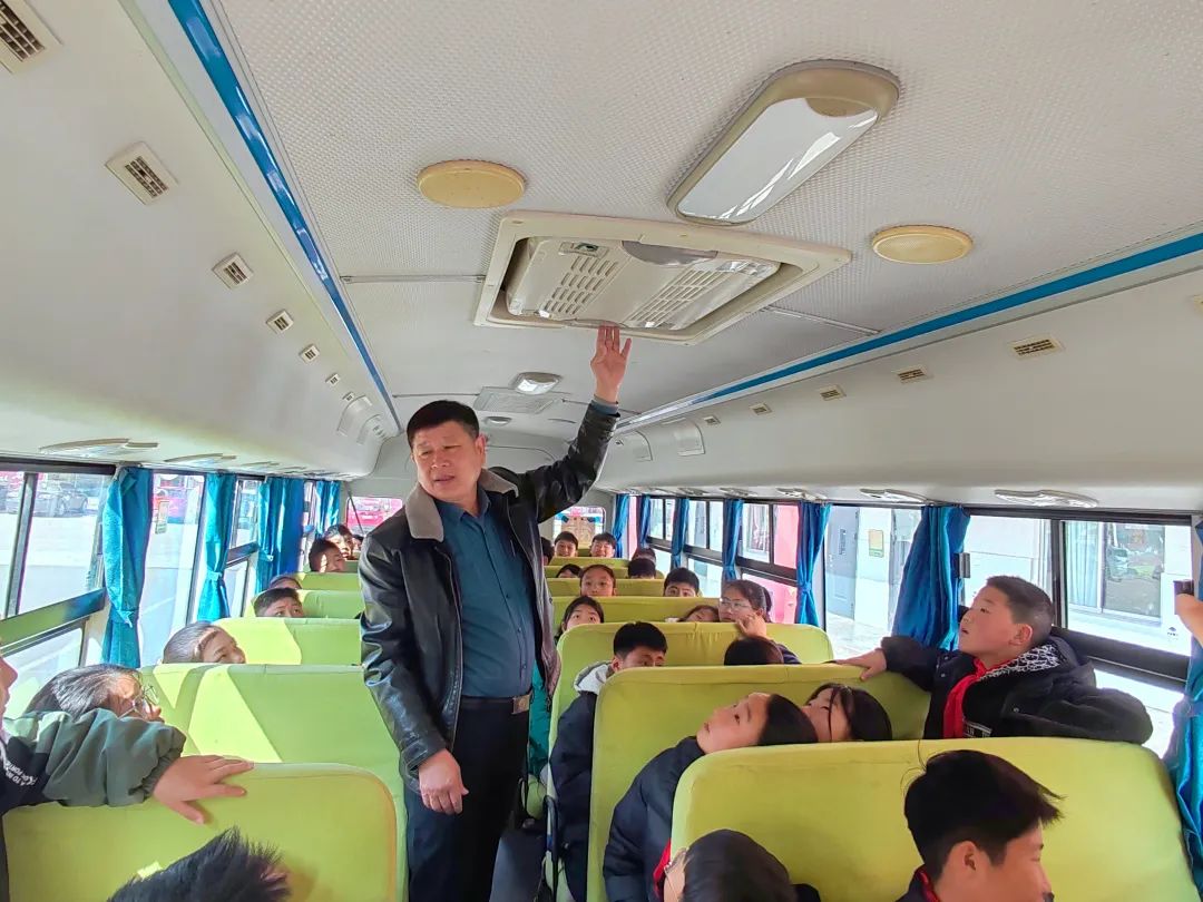 筑牢校車“防火墻”——古邵鎮中心小學校車消防應急演練 筑牢校車“防火墻”——古邵鎮中心小學校車消防應急演練