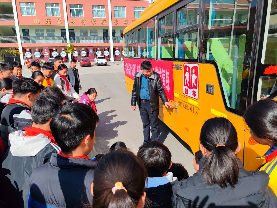 筑牢校車“防火墻”——古邵鎮中心小學校車消防應急演練 筑牢校車“防火墻”——古邵鎮中心小學校車消防應急演練