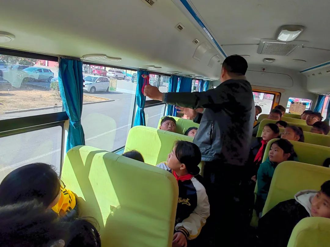 筑牢校車“防火墻”——古邵鎮中心小學校車消防應急演練 筑牢校車“防火墻”——古邵鎮中心小學校車消防應急演練