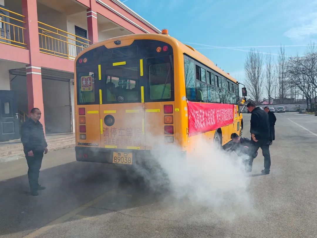 筑牢校車“防火墻”——古邵鎮中心小學校車消防應急演練 圖片