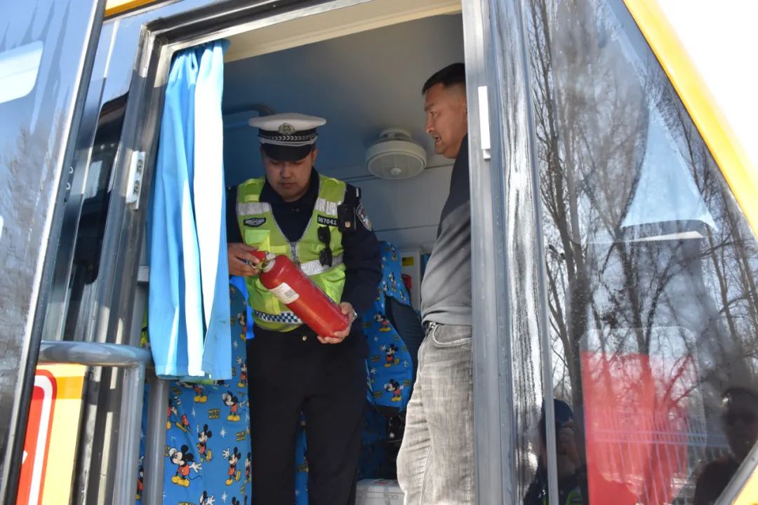 富蘊公安“把脈”校車 擰緊安全“閥門” 富蘊公安“把脈”校車 擰緊安全“閥門”