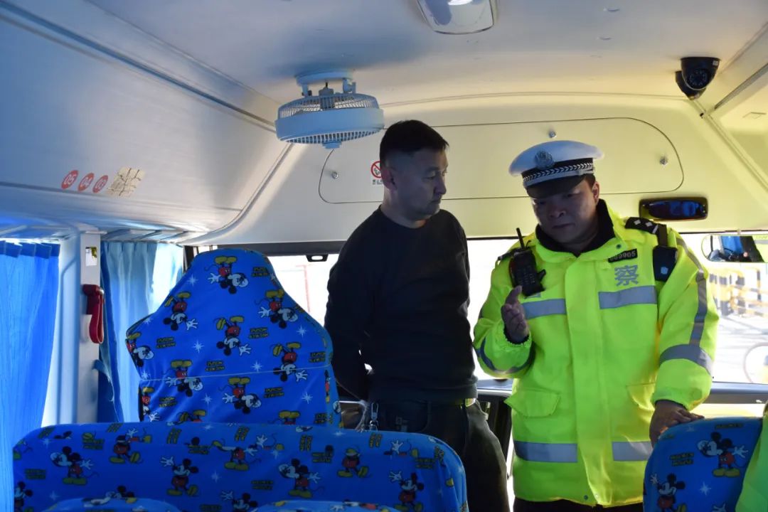 富蘊公安“把脈”校車 擰緊安全“閥門” 富蘊公安“把脈”校車 擰緊安全“閥門”