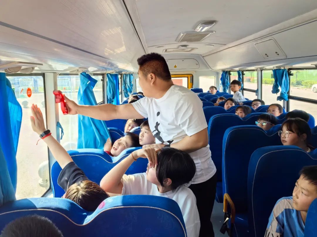 【二小 · 集團新聞】葉集二小教育集團孫崗校區(qū)組織開展校車安全應(yīng)急逃生演練活動 【二小 · 集團新聞】葉集二小教育集團孫崗校區(qū)組織開展校車安全應(yīng)急逃生演練活動