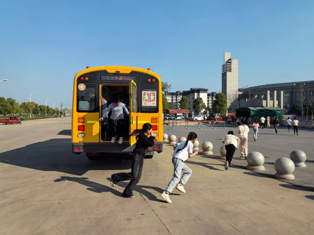 【二小 · 集團新聞】葉集二小教育集團孫崗校區(qū)組織開展校車安全應(yīng)急逃生演練活動 圖片